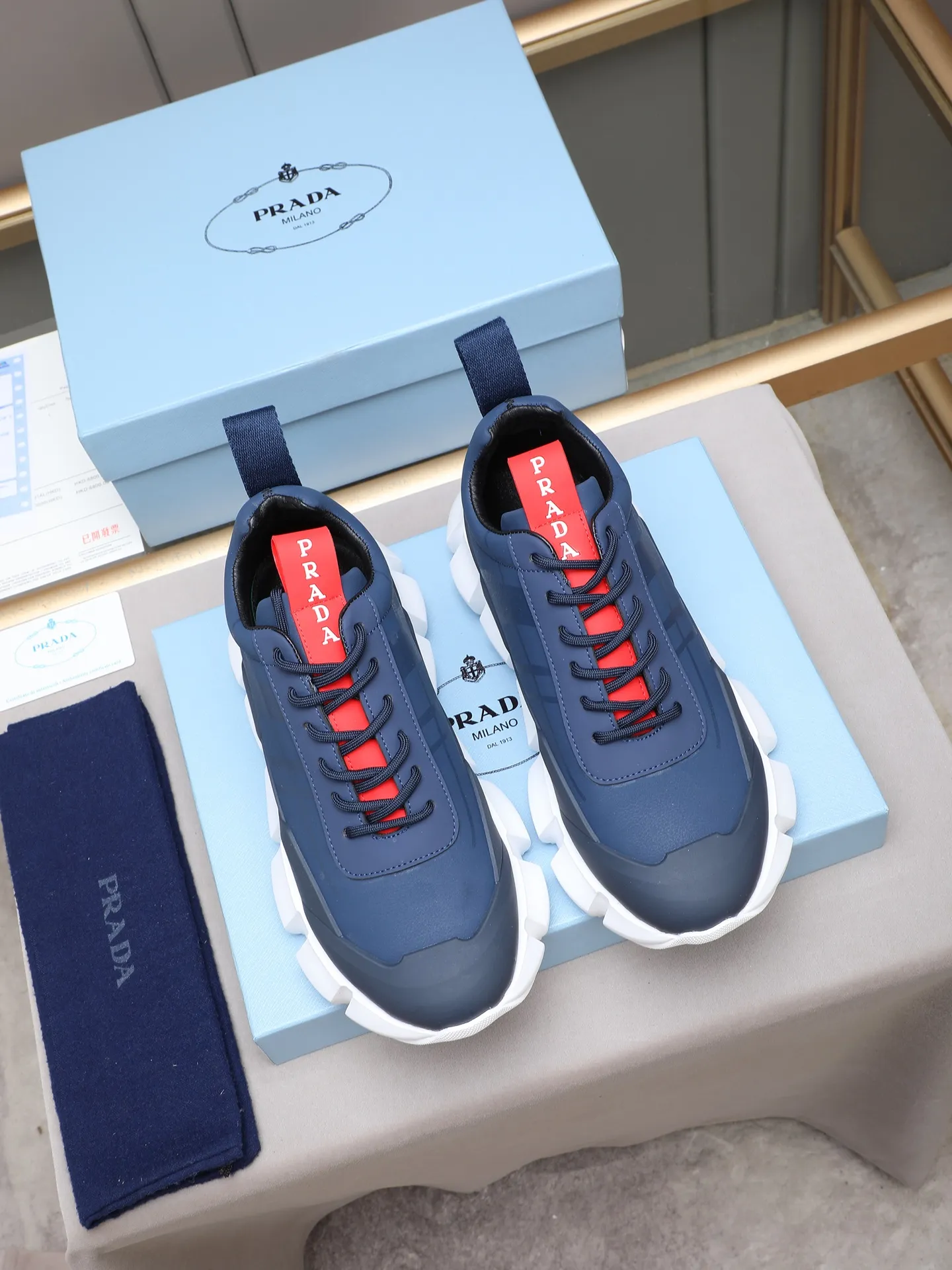 Men's shoes 💰500 PRADA/Prada men's lace-up casual sports shoes, the upper is made of imported first-layer calfskin, soft, comfortable and breathable ➕ washed sheepskin! The tongue is decorated with the PRADA brand letter logo. The rubber thick sole echoes the red label tongue. The style is fashionable and elegant. The details are carefully crafted. A casual sports shoe with a super western style and excellent breathability!  Size: 38-44 (45 46 customized)